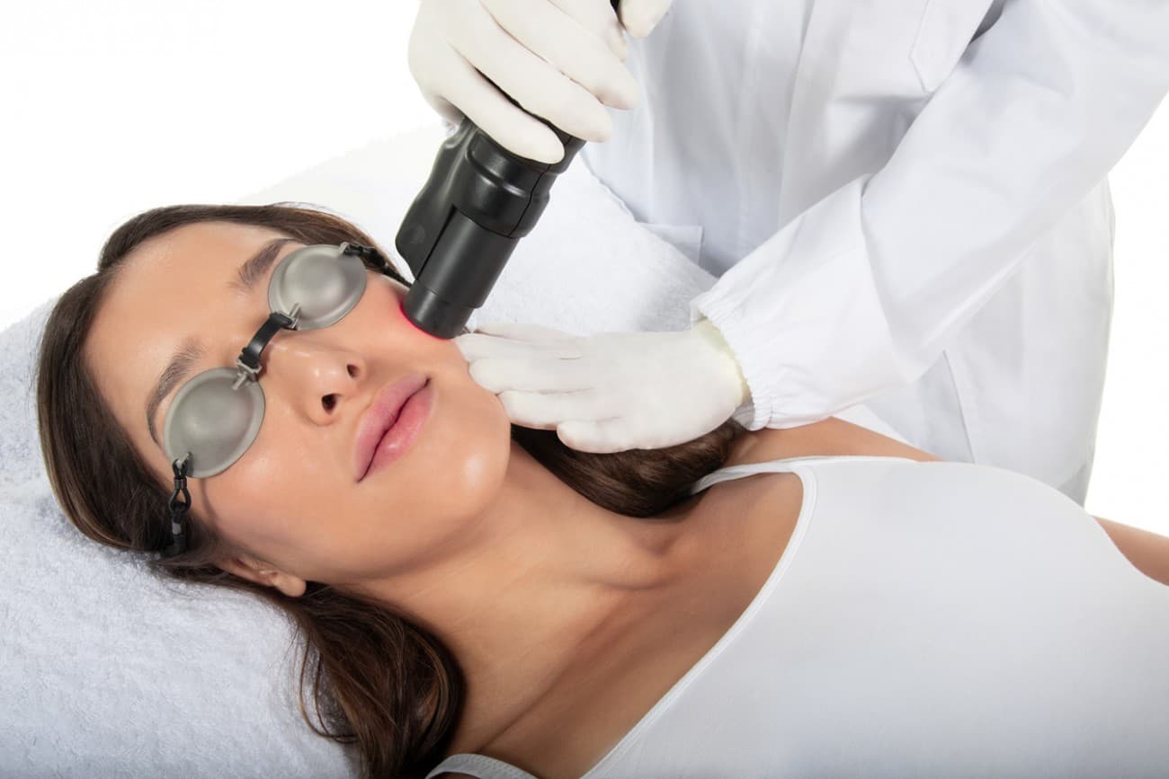 Ošetrenie pleti tváre laserom RedTouch PRO - laserová rejuvenizácia v Skin Poetry Prešov